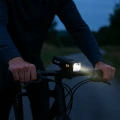 pol_pl_Lampka-rowerowa-EH-400-przod-LED-przednia-swiatlo-roweru-regulowane-400-LM-2000mah-oswietlenie-wodoodporna-swiatelko-na-rower-czarna-77870_16.webp