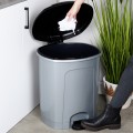 pol_pl_Kosz-na-smieci-z-pedalem-plastikowy-szary-50-l-16520_5.jpg