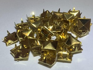 Ćwieki  metalowe piramidki Z119 złote 15x15 (50szt)